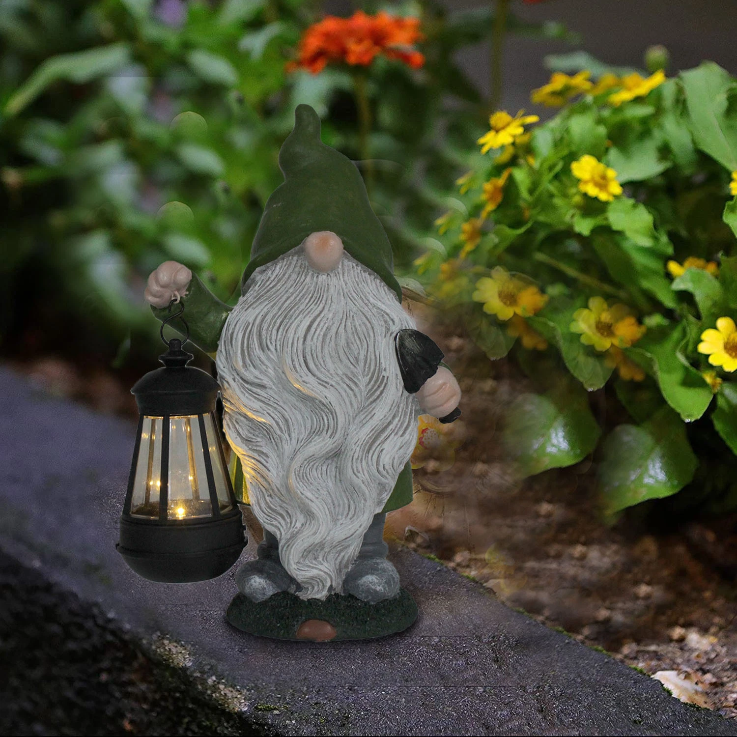 Wholesale Solar Powered LED Poly Resin Gnome Holding Lantern and Shovel Landscape Lighting Outdoor Garden Holiday Decoration Yard Decoration