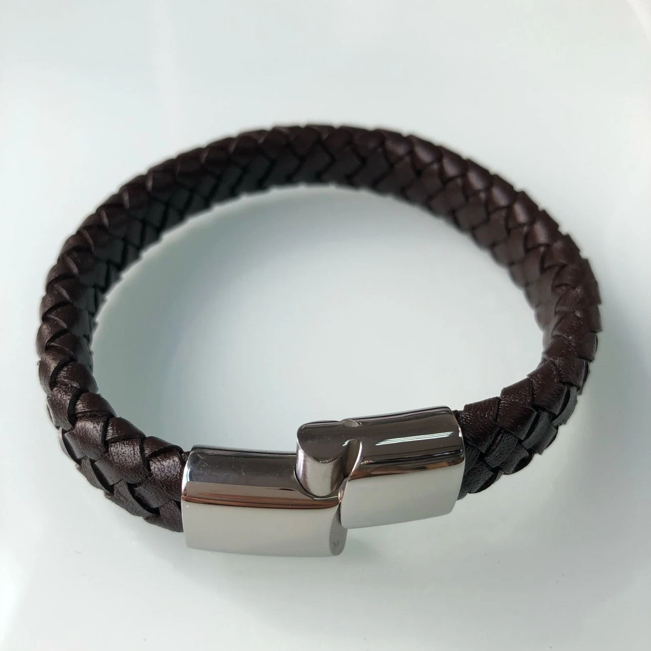 Fábrica al por mayor Joyas de Moda personalizada Acero inoxidable cuero pulsera para hombre protección del medio ambiente antioxidante de galvanoplastia