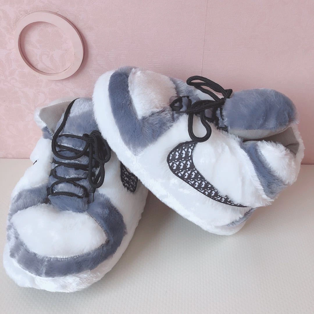 Chaussures en peluche rembourrées antidérapantes pour l'hiver à la mode et confortables.