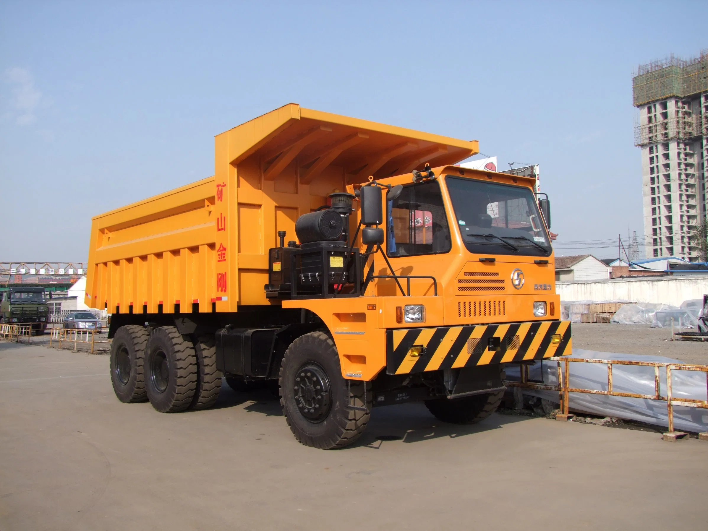 La Chine haut de la marque Shacman corps large de 70 tonnes off-road 420HP Kingway de camion à benne minière 90 avec moteur Cummins