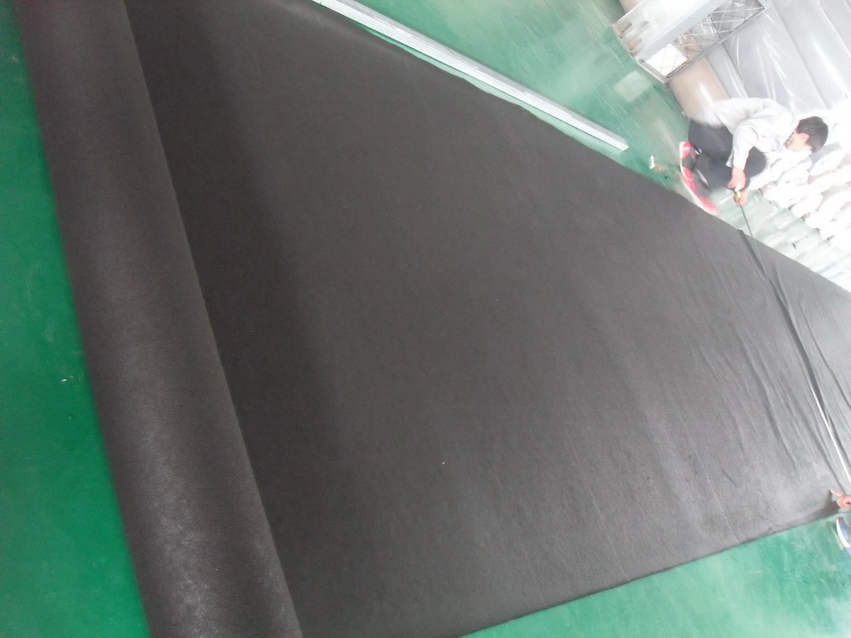 Нетканый коврик черного цвета