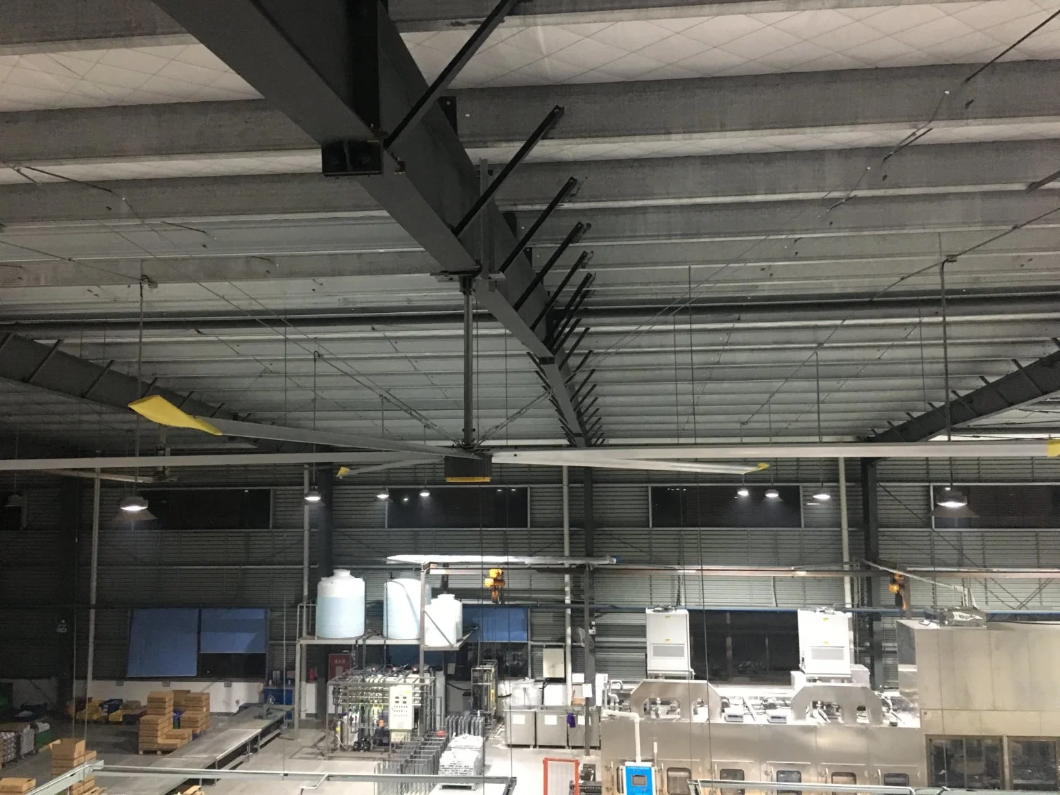 Industrial Hvls Ceiling Fans as Air Blower for Workshop Ventilation and Cooling