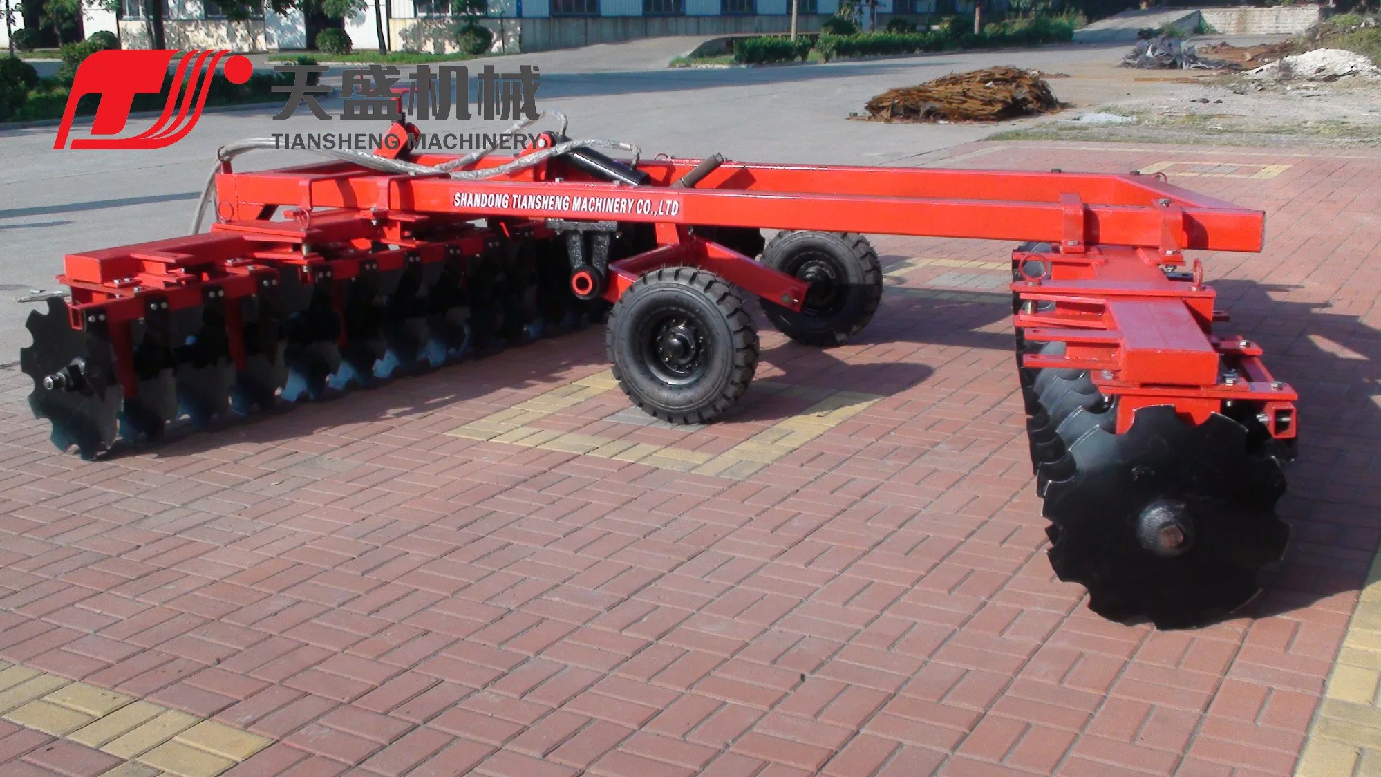 La agricultura de Nueva fábrica de maquinaria agrícola Tractor Wing-Folded remolcado Oriente deber desplazamiento hidráulico grada de discos