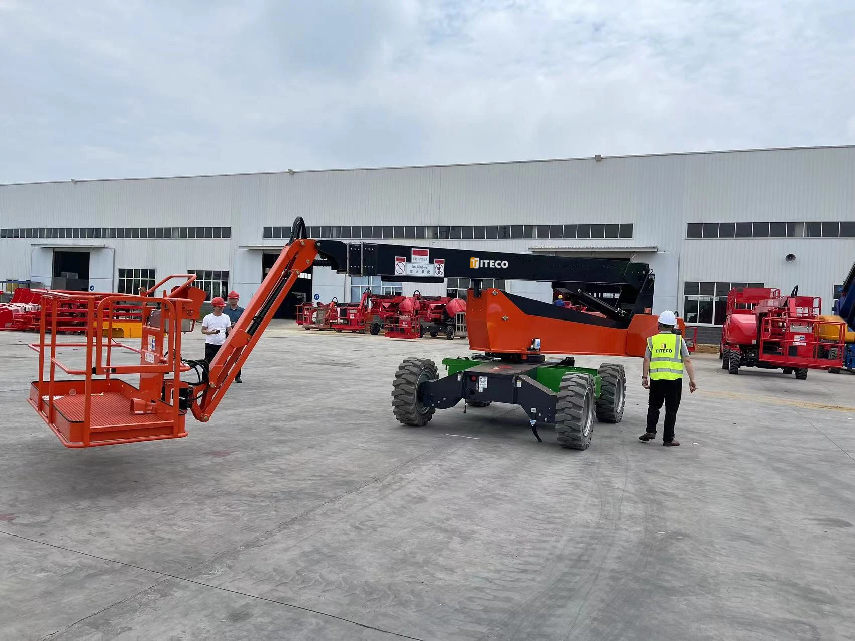 Elevação da lança do braço de elevação da lança telescópica hidráulica auto-motriz Plataforma móvel de trabalho com antena móvel Cherry Picker com elevação de lança reta Elevação da lança telescópica