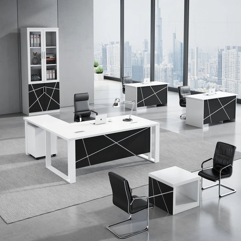 Nouvelle table de bureau exécutive décente avec design moderne et pieds en métal.