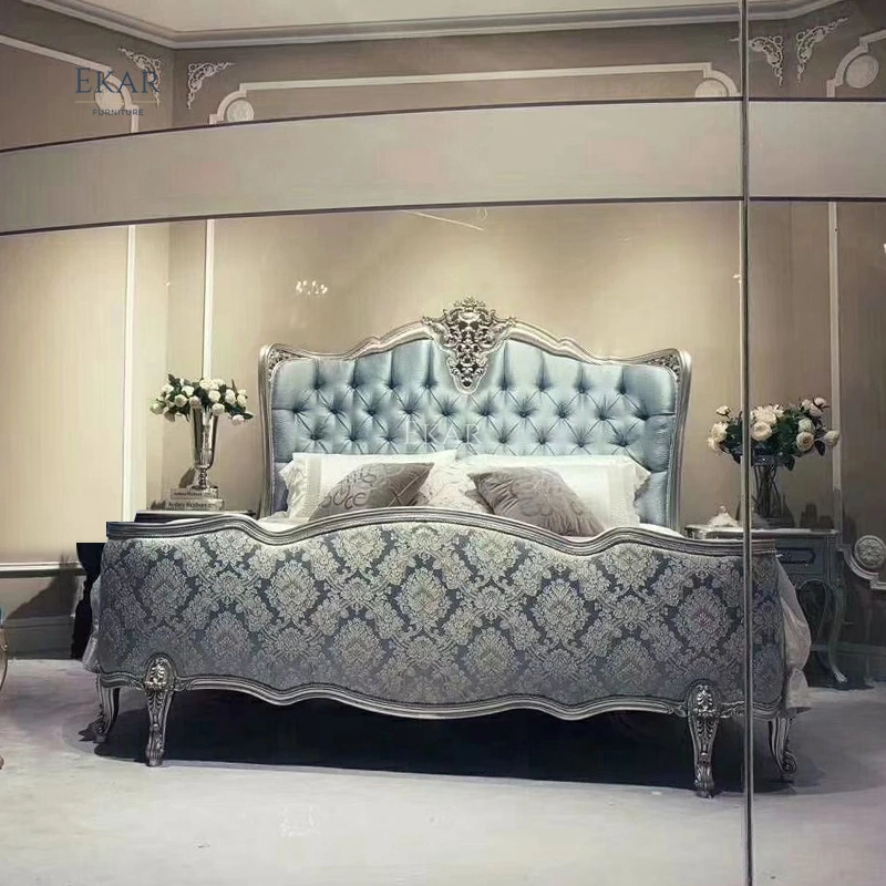 أثاث غرفة نوم فرنسي قديم من الخشب الصلب المنحوت بنسيج أزرق مبطن لإطار سرير ملكي بحجم كبير لحفل زفاف ملكي.