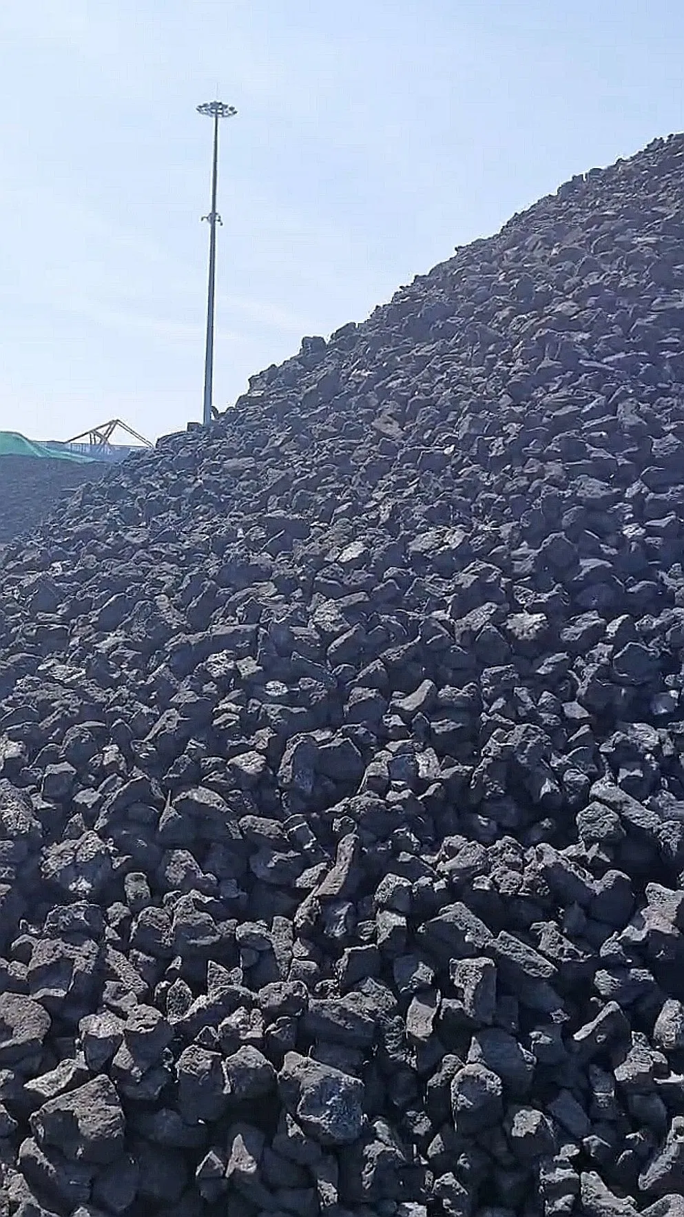 China Foundry Coke with Low Sulfur, Low Ash and High Carbon Content Has a Specification of 80mm-120mm