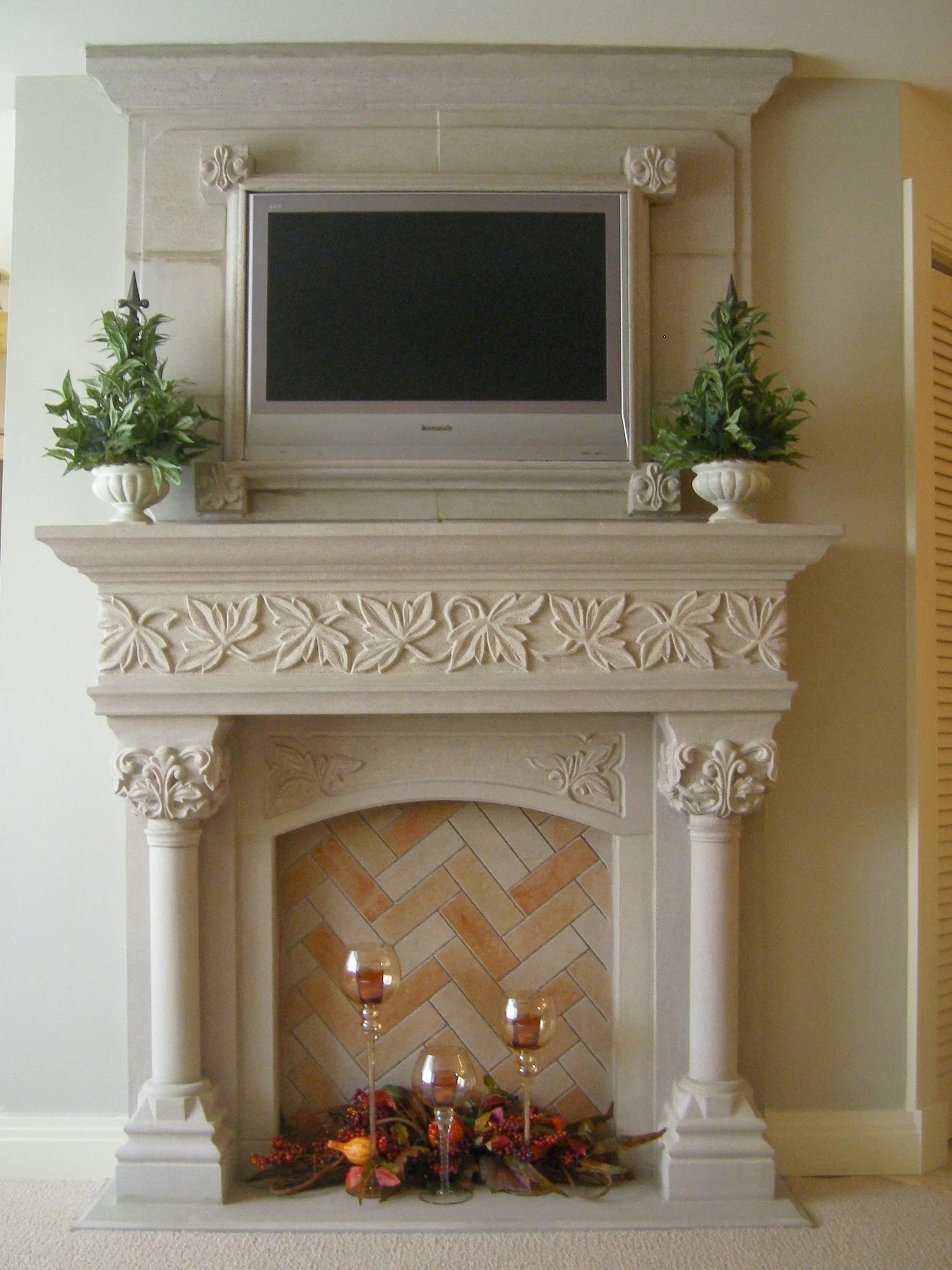 Cheap Natural Marble Carving Decoration Mantel Surround Fireplace with Ce