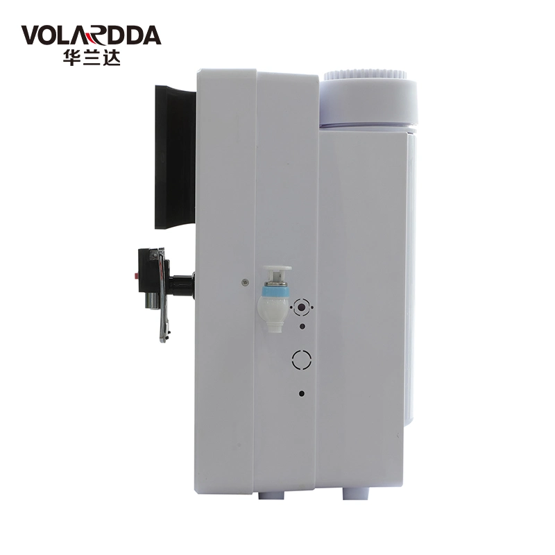 Volardda bebiendo agua del sistema de ósmosis inversa Inicio purificador filtro