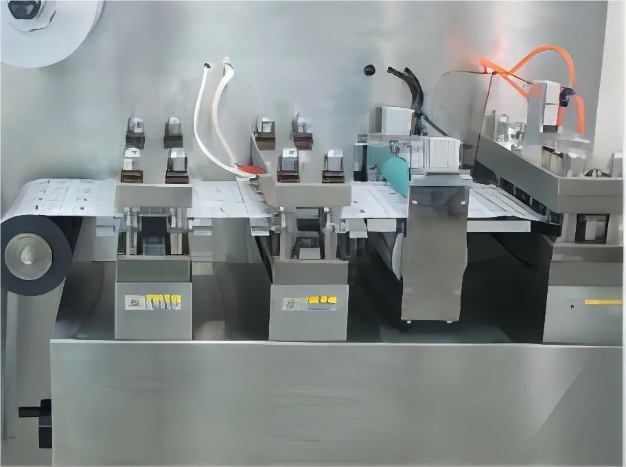 Hochgeschwindigkeits-Rolling Plate Continuous Linear Blister Verpackung Maschine Nail Clipper Blister Verpackungsmaschine Augenbrauen Trimming Messer Blister Verpackungsmaschine