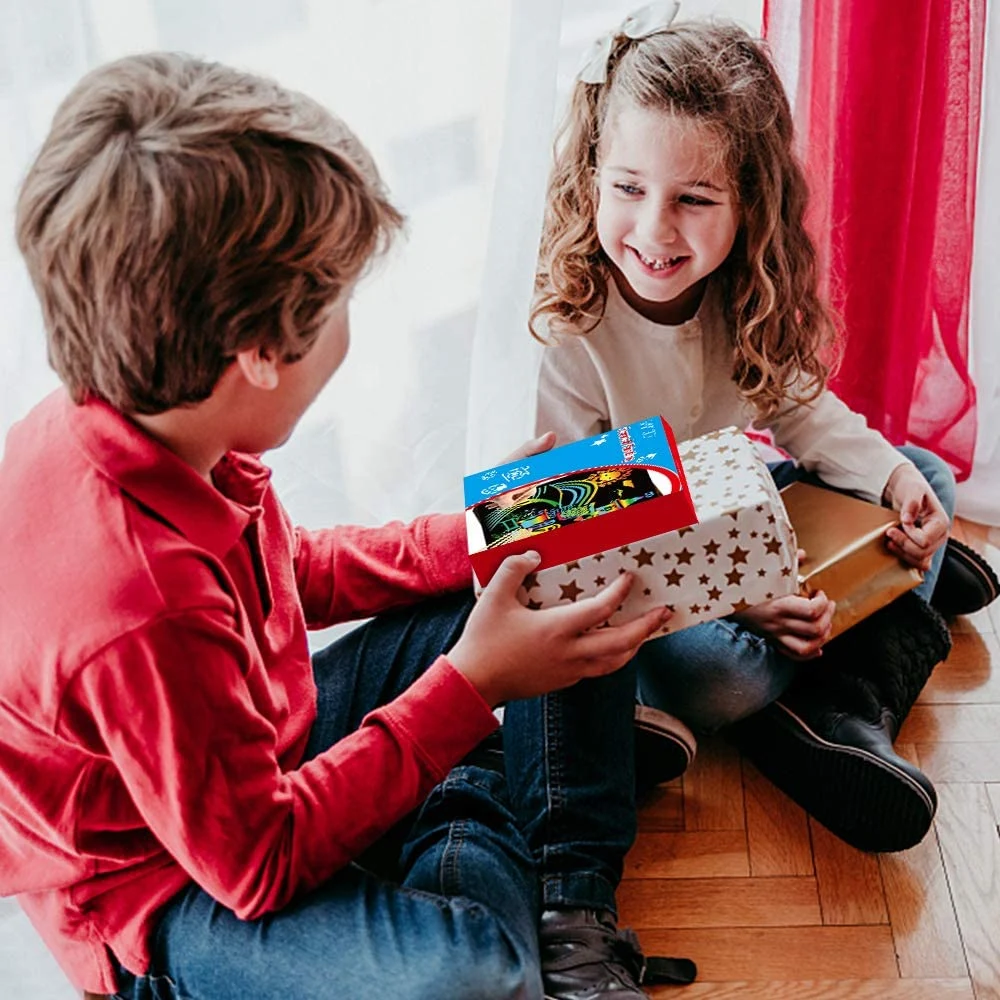 100 hojas de papel de arcoiris Scratch Art Set con 10 Lápiz de madera y 4 plantillas para niños bricolaje de Navidad Artesanía