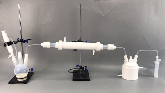 Dispositivo de reacción de destilación de fluoruro de hidrógeno para las industrias de semiconductores y farmacéuticas