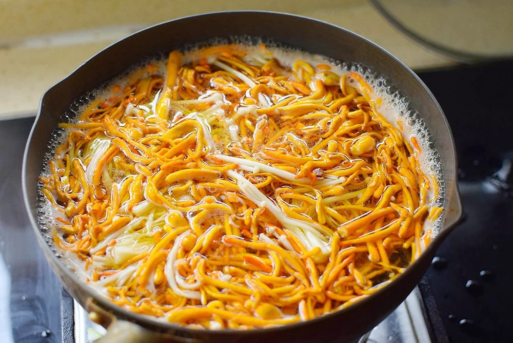 China Soup Cooking Dried Cordyceps Mushroom Food