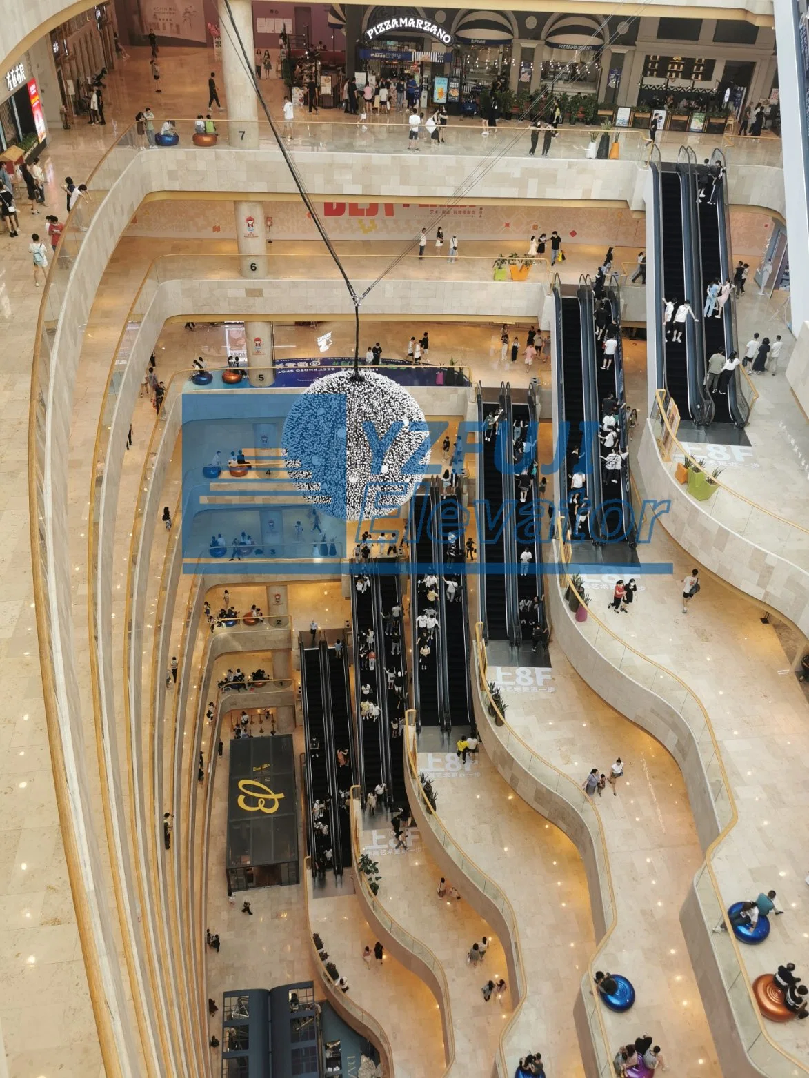 Escalera interior moviendo a pie del centro comercial elevador de escaleras mecánicas