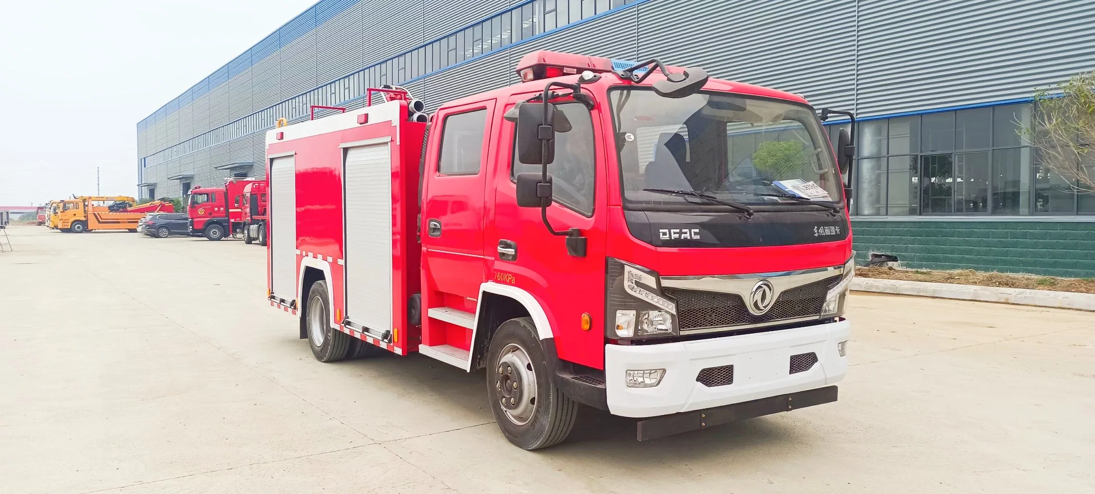 Camion-citerne de lutte contre l'incendie en Chine Dongfeng 4X2 5 tonnes 5000L Camion de lutte contre l'incendie à l'eau et à la mousse Équipement de lutte contre l'incendie de bonne qualité et à bon prix.