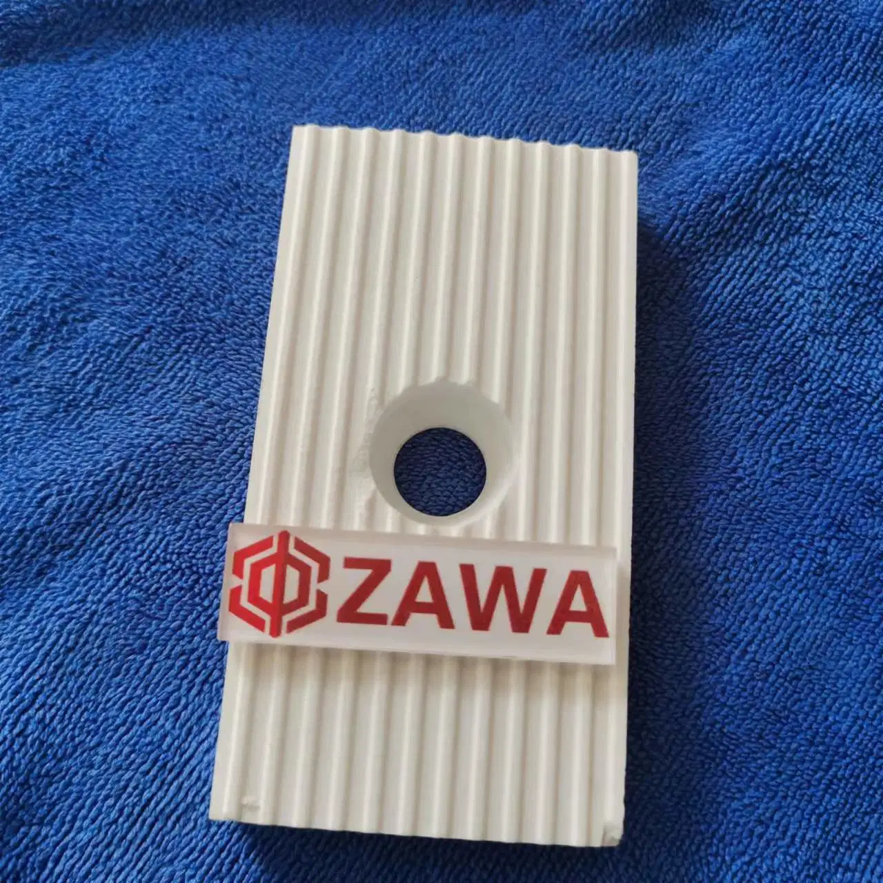 Zawa blanc résistant aux impacts de la chaleur et de l'alumine plaque à orifice de la plaque soudée en céramique