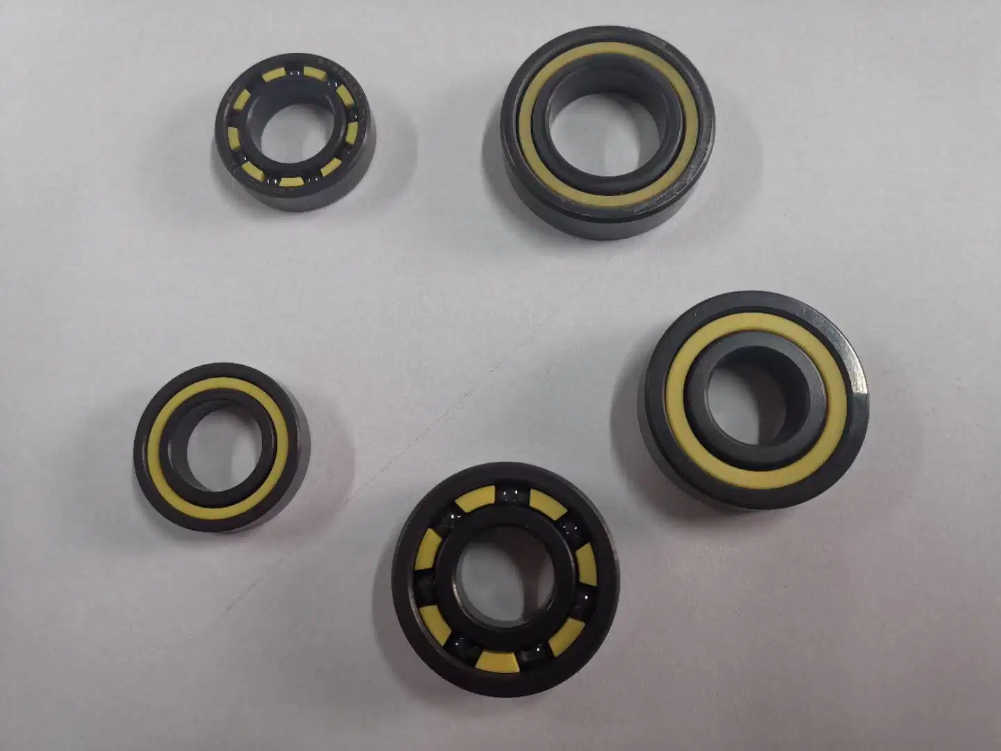 Zys R188 Llena la bola de ranura profunda Rodamiento cerámico 6,35x12.7x4.76mm P0 de Cerámica de zirconio Rodamientos HQ1 Cojinete de la jaula de aleación cerámica Fidget Spinner