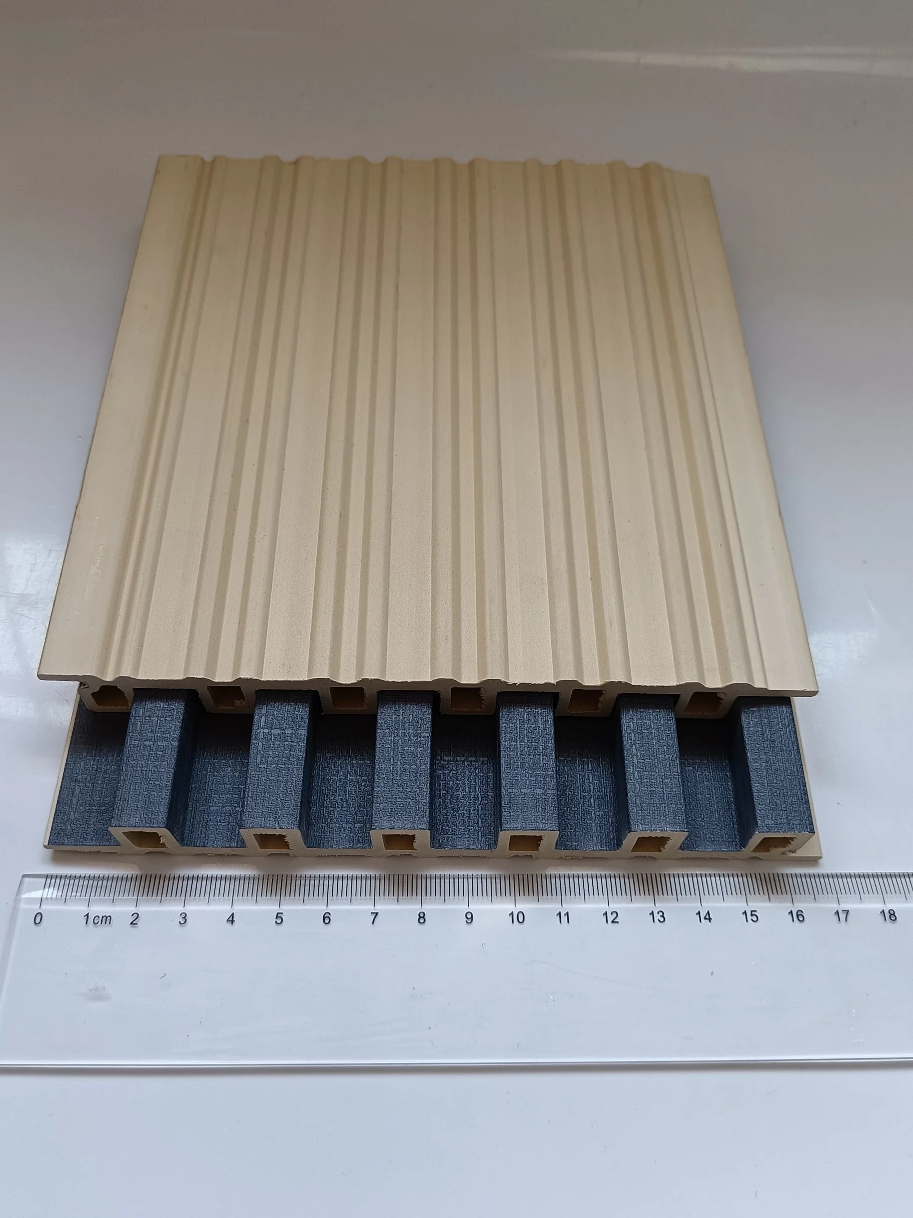 Impermeable de PVC madera ignífuga los paneles del techo de la Flauta de madera compuesto de plástico decorativo Panel de pared de revestimiento de WPC