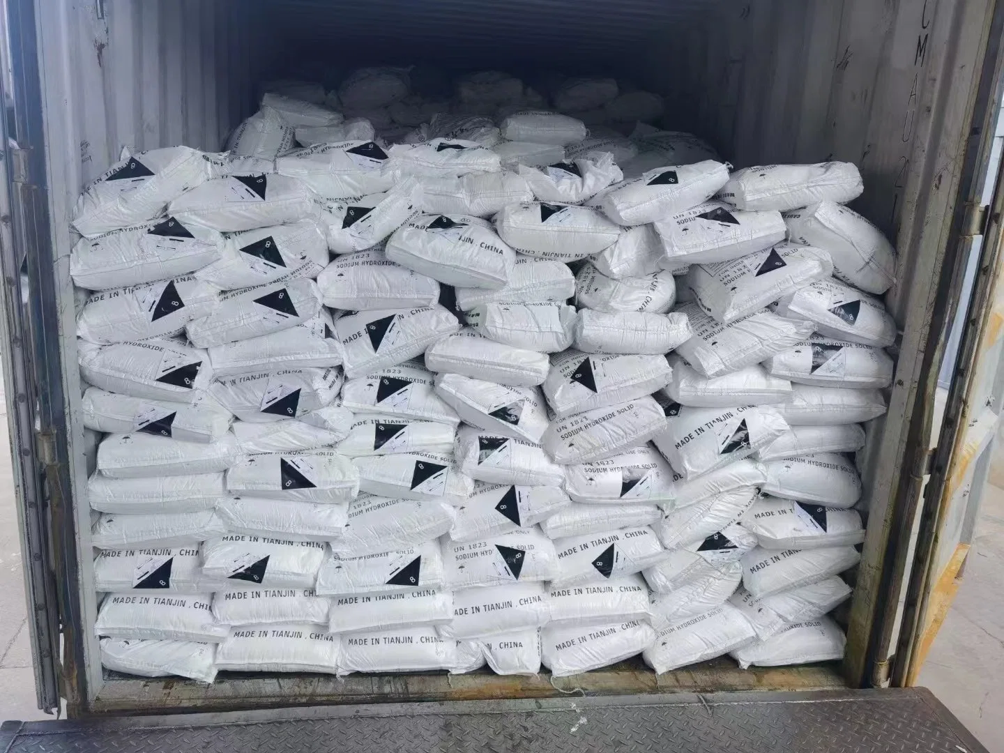 Naoh Factory Price Dingxin Chemical Industrial Alkali Caustic Soda Flakes/Pearls