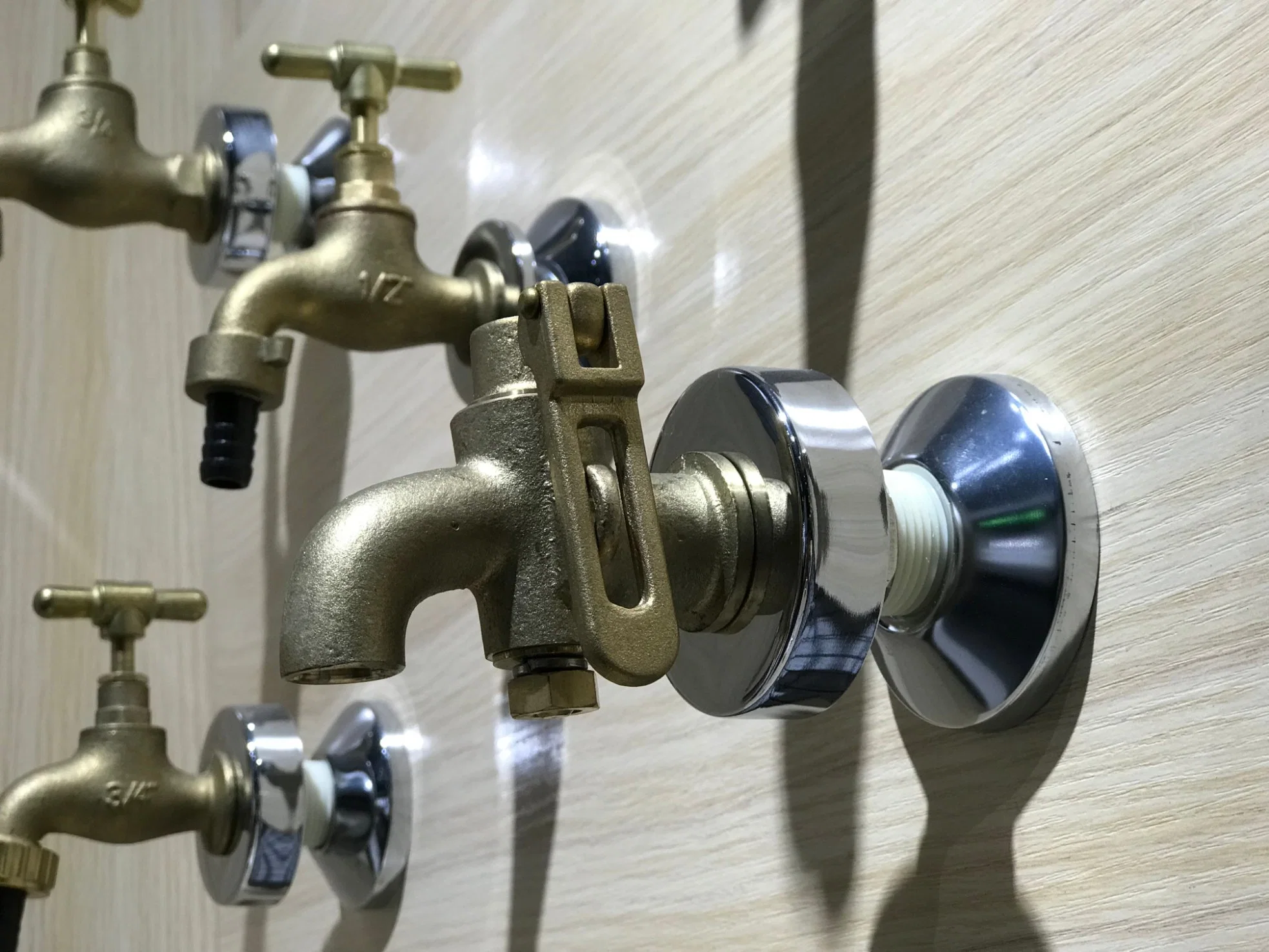 Dzr Bathroom Shower Bsp Threaded Connection High Pressure Brass Faucet Garden Water Tap with Lockable