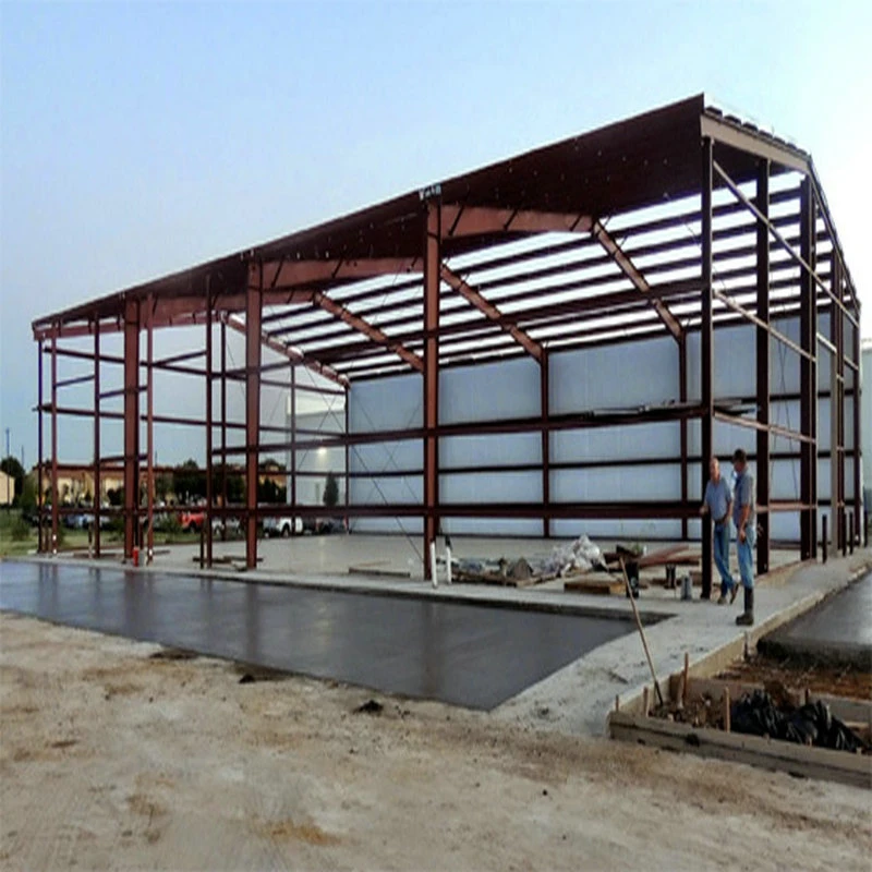 Garage en structure d'acier modulaire préfabriqué avec porte ouverte