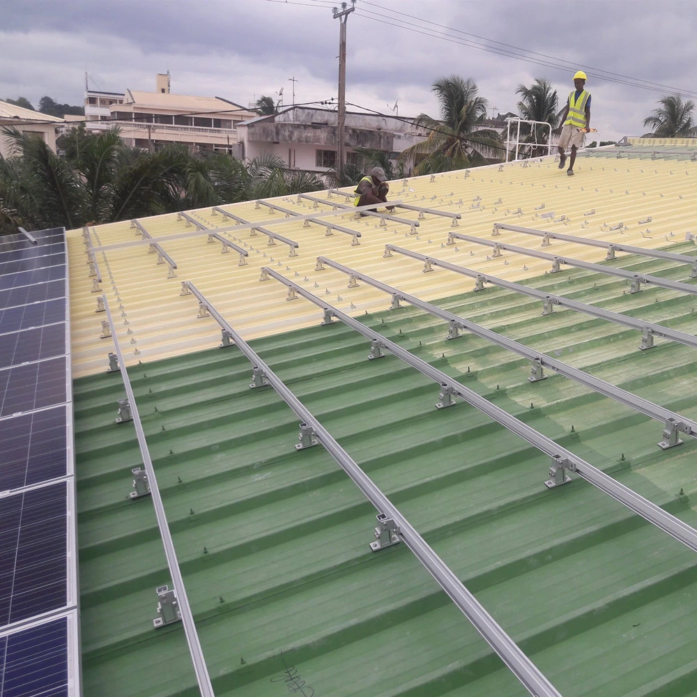 Solar de 10kw de energía solar del techo de metal de aluminio de montaje de sistema de estanterías L Pies techos de calamina soportes de la estructura de montaje