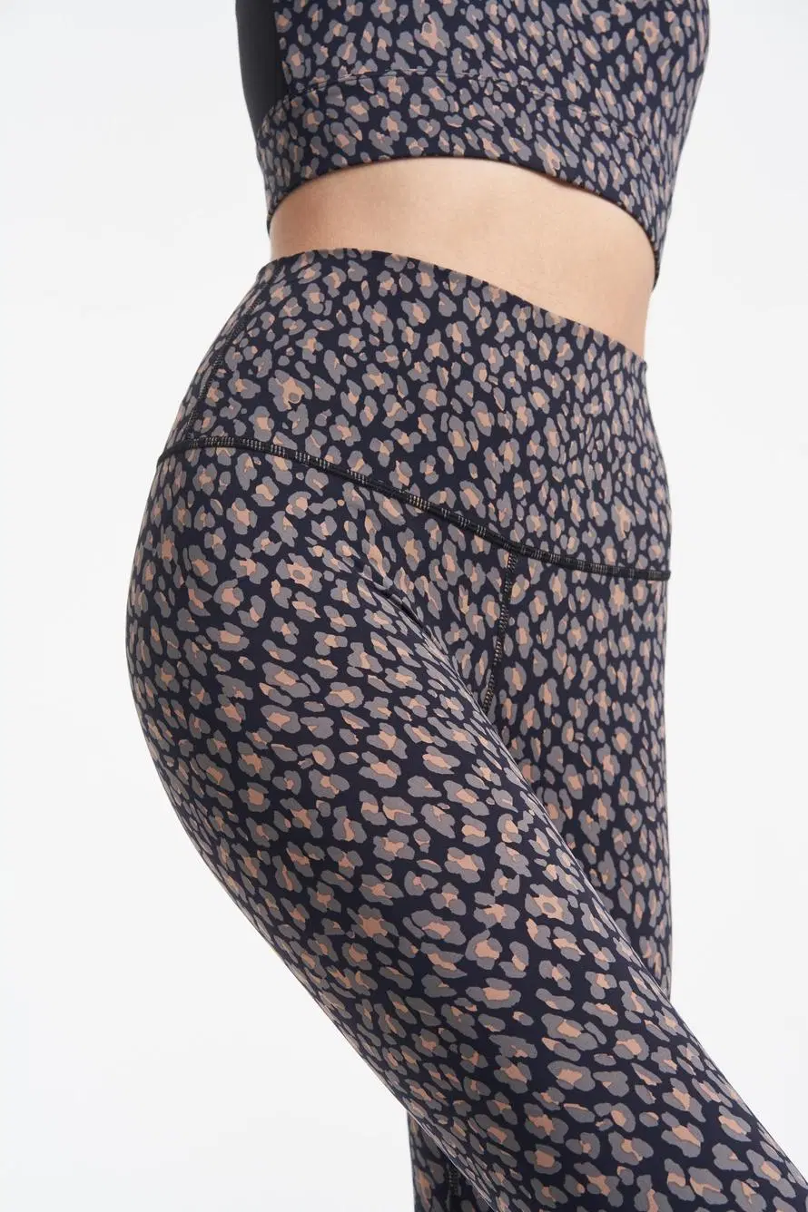 Women`S Sports Wear Leggings Pants Features a 7/8 Silhouette with a Pattern of Nightfall Cheetah