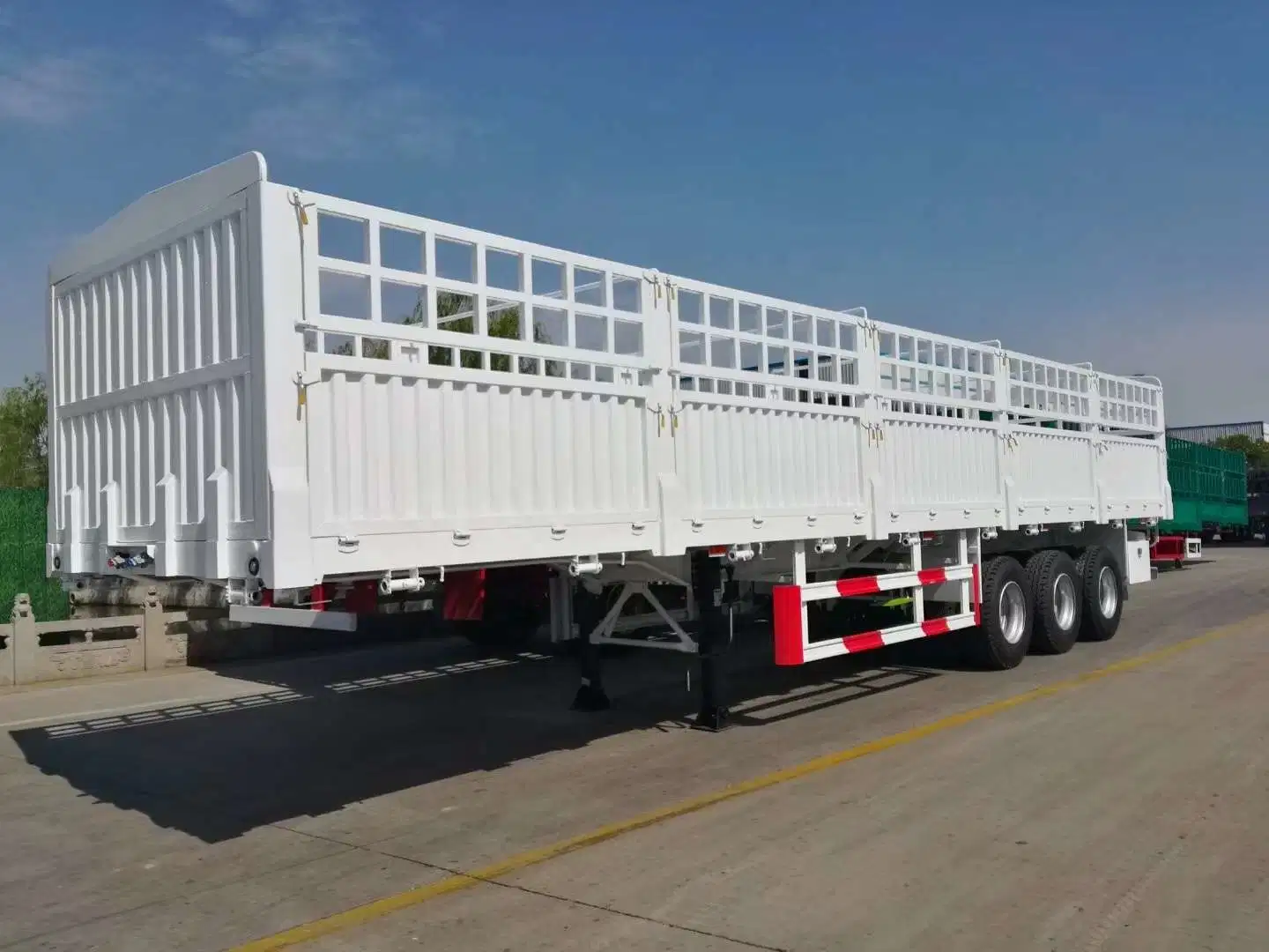 Customized 2 3 4 Axle Animal Transport Stake Fence Semi Trailer for Transport Cattle Sheep Horse