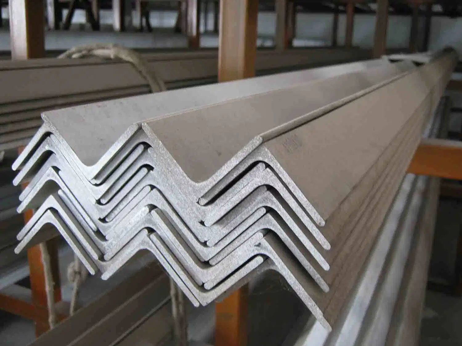 Q345b Grade Carbon Angle Steel Polished Angle Straight Bar in Stocks