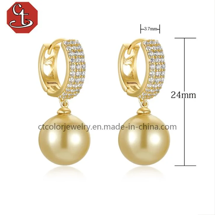 Highly luxurious 18 K gold jewellery shell and gold pearl stud earrings