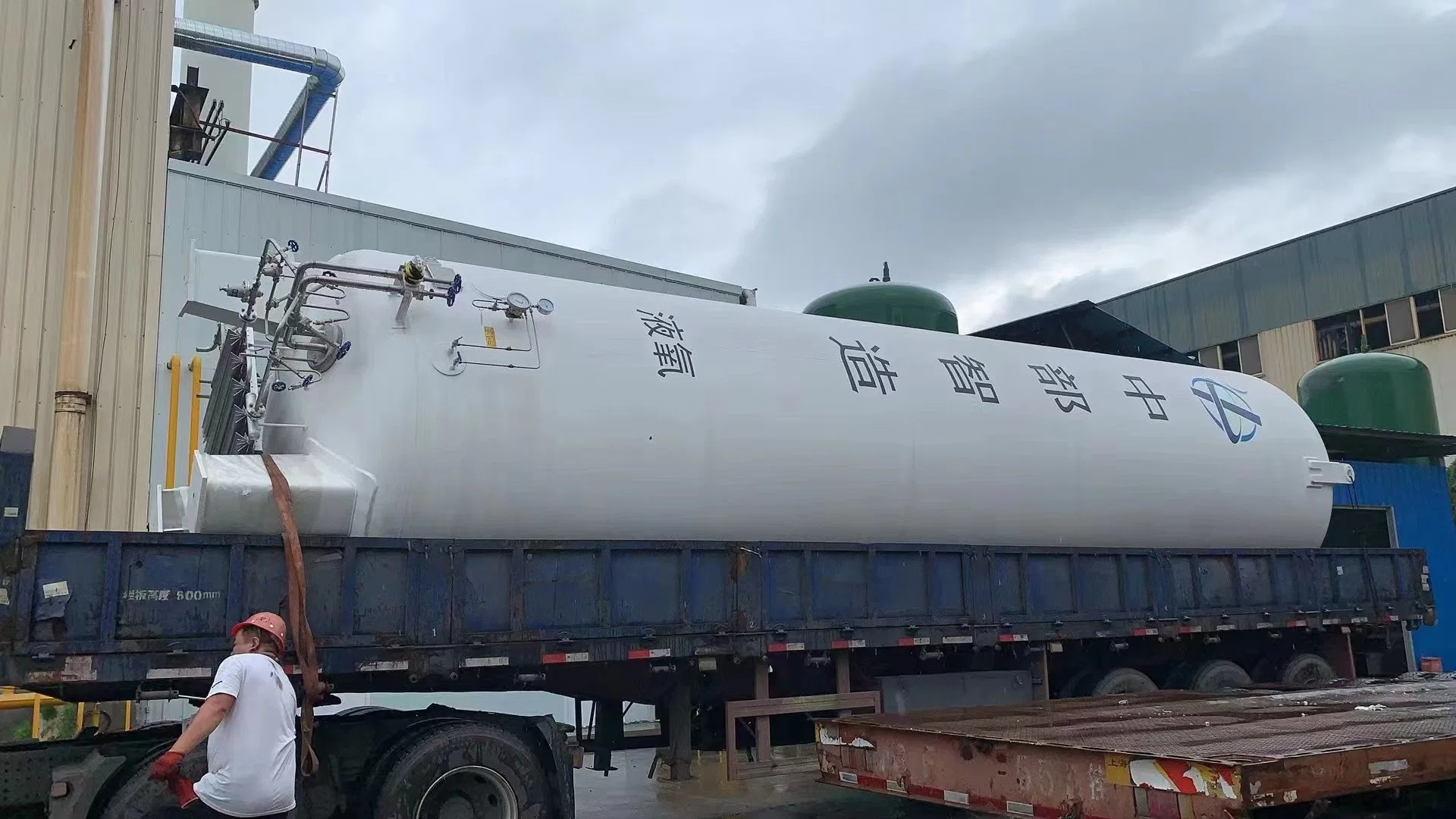 Perlite Vacuum Insulation Pressure Vessel LNG CO2 Lox Lin Lar Vertical Storage Tank Container Factory