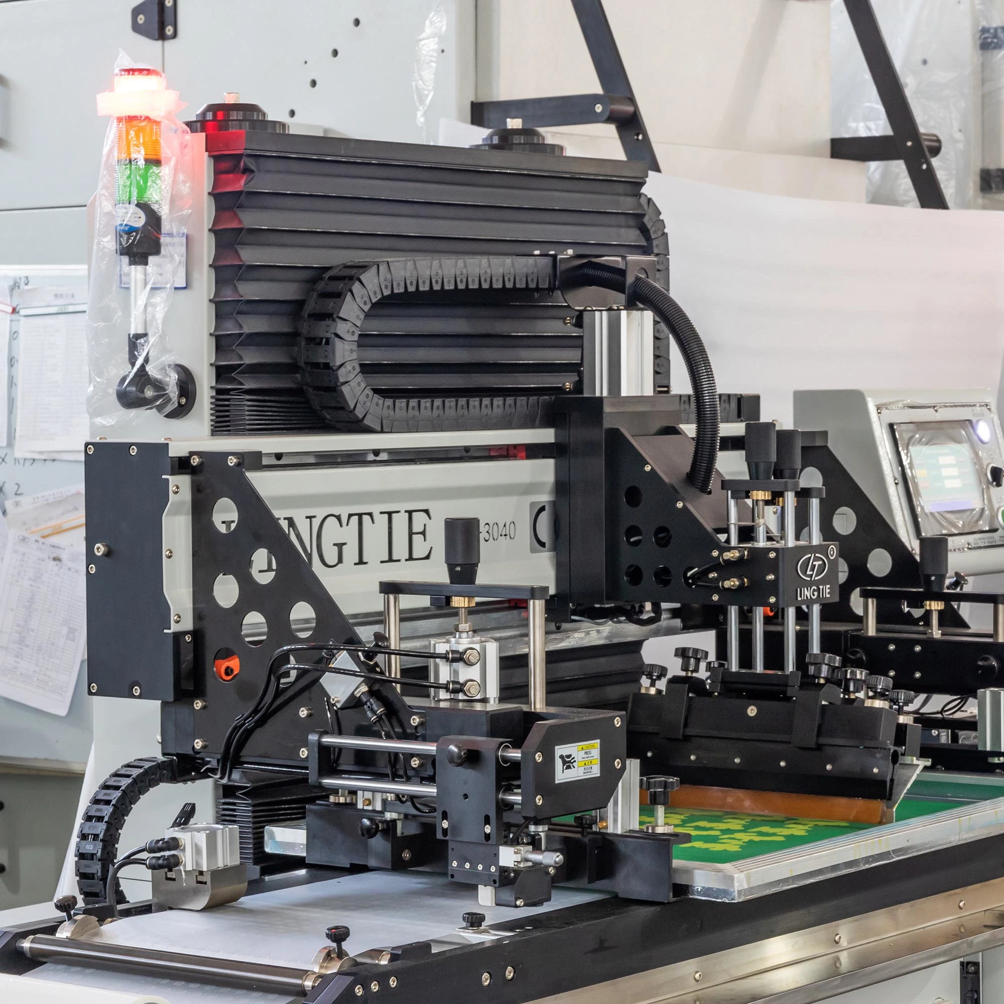 Machine d'impression automatique en rouleau à rouleau pour le transfert thermique des commutateurs à membrane.