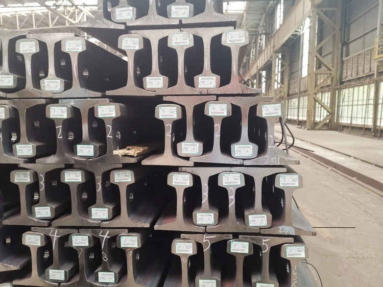 4-60kg Qu Q235 55q 45/50/U71mn Normes industrielles Rails en acier pour grues légères et lourdes de chemin de fer Voie ferrée en acier inoxydable traité thermiquement.