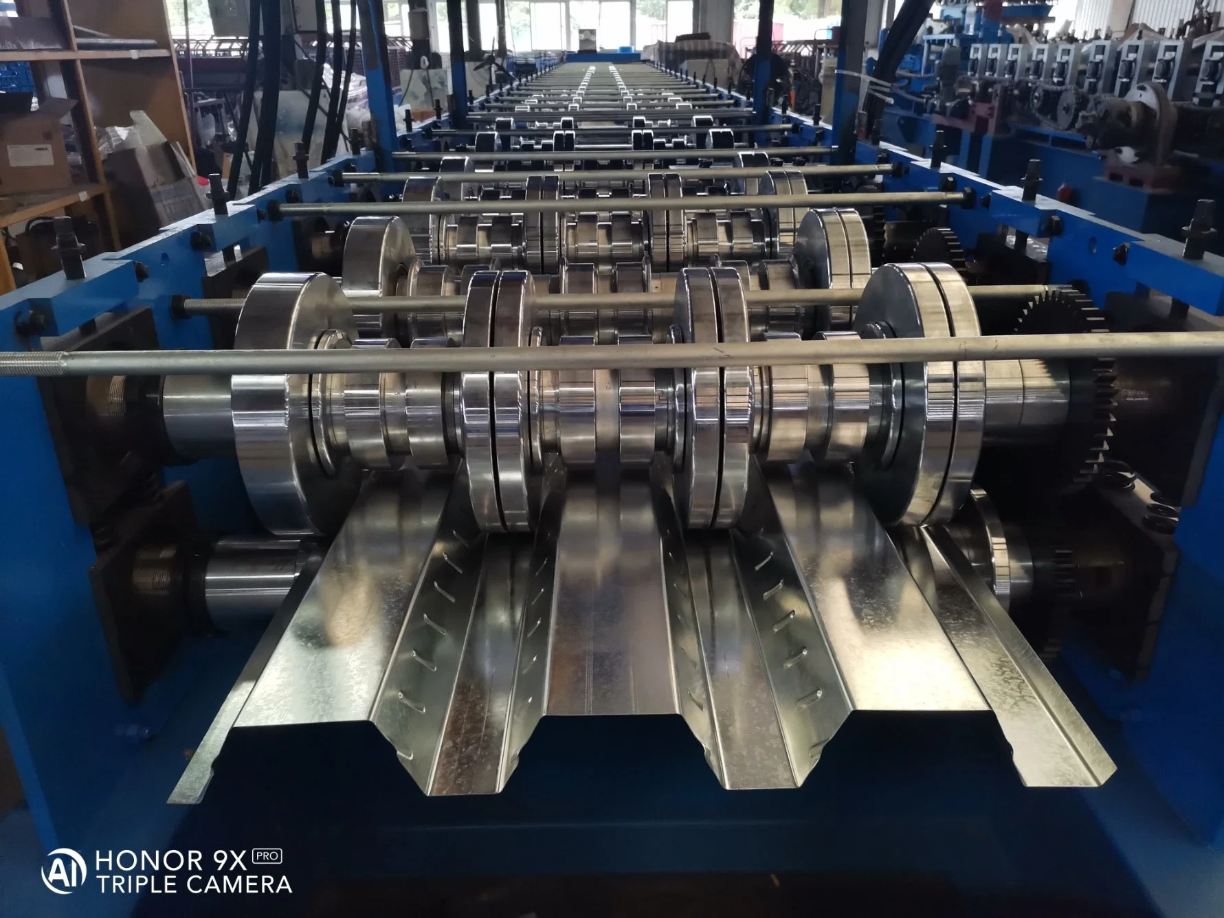 980 Shaped High Strength Bearing Steel Structure Floor Decking Cold Roll Forming Machine