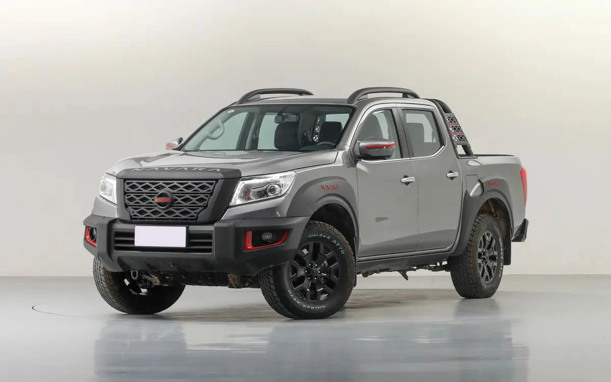 Camião de recolha chinês Nissan Navara - camiões novos - Pick-up a gasolina Veículos automóveis usados a diesel 4X4 a gasolina veículos a gasolina com carga CE