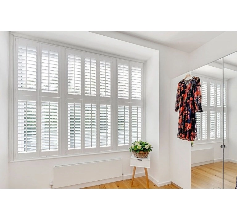 Hampton Style Combe dentro da Fresta Basswood montado na janela de madeira Plantation Shutters Vertical