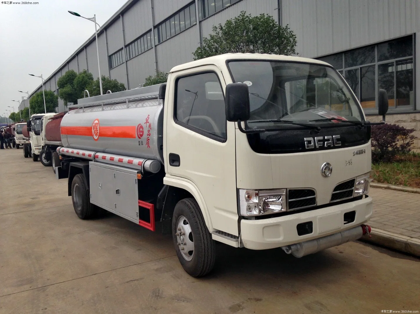 Dongfeng 4*2 Volume 9000L Fuel Tank Truck