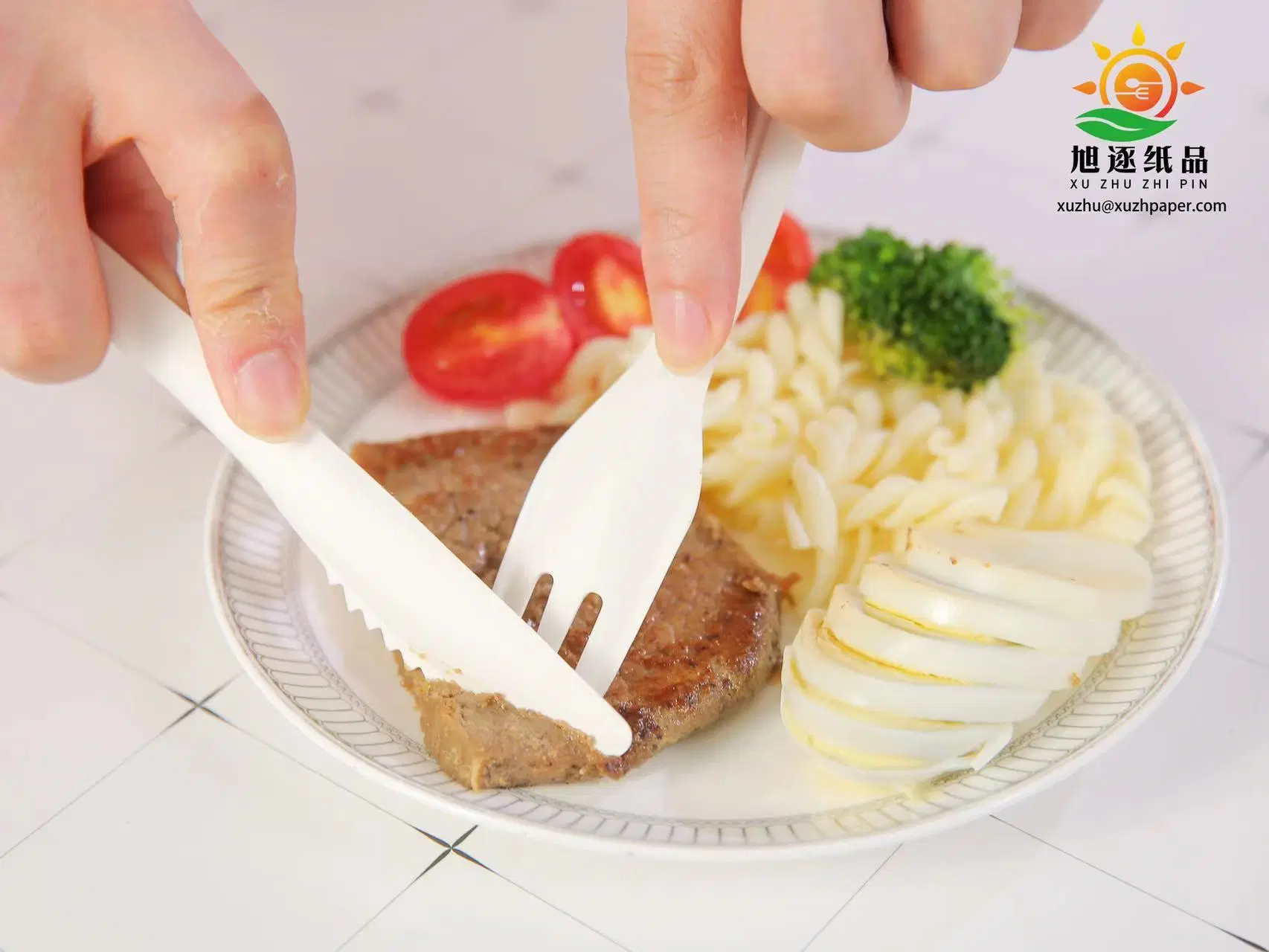 Ensemble de vaisselle jetable en papier biodégradable comprenant un couteau, une cuillère et une fourchette.