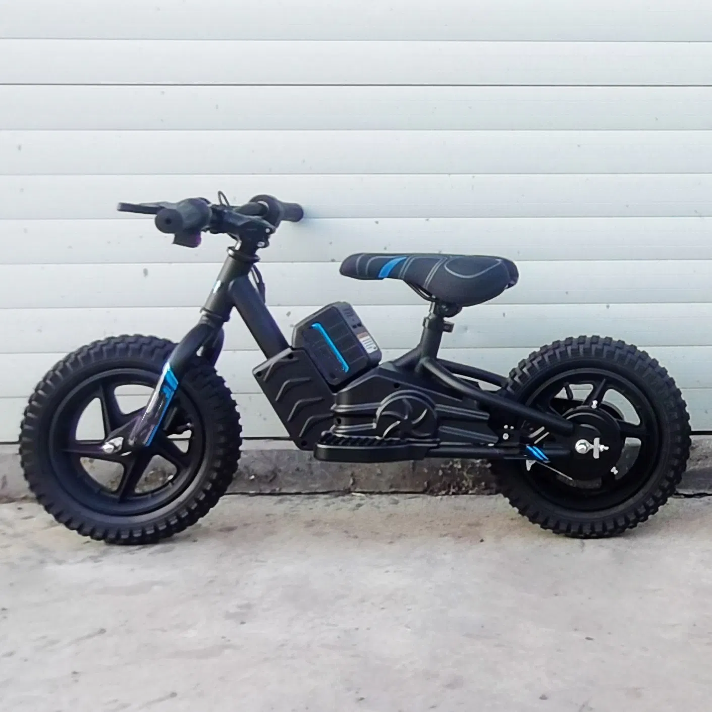 Directly Factory Manufacture Electric Scooter 21V Electric Balance Bike Ready for Ship Motor Bicycle