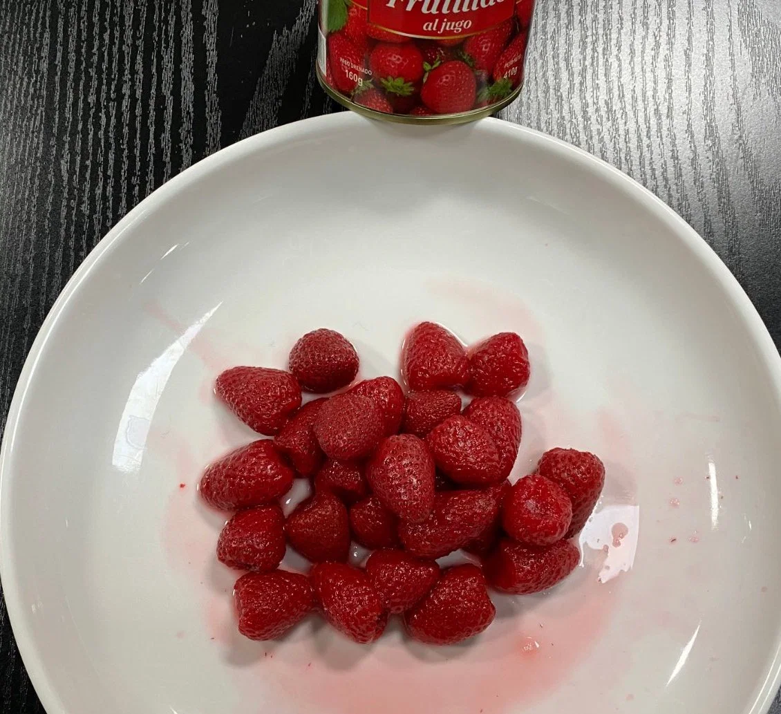 طعام صحّي معلّب فواكه فراولة في شراب خفيف
