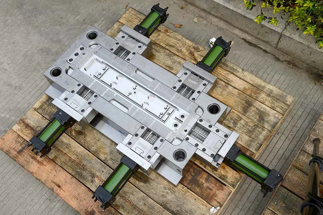 Moule d'injection plastique personnalisé/conception S136 Nak80 718h pour boîtier de batterie en matériau PP/ABS.