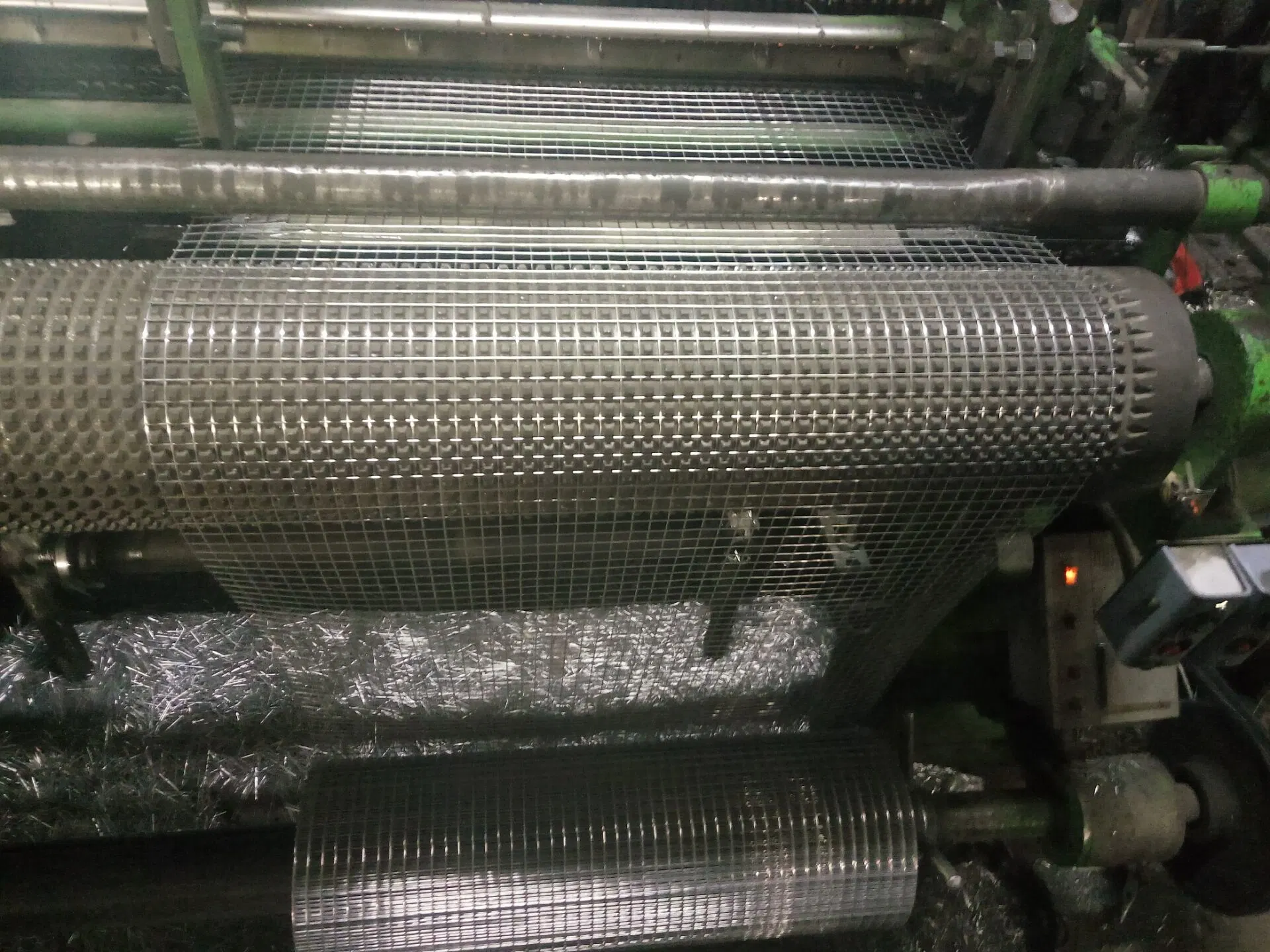 China Fornecedor de 1/2 ferro galvanizado de arame soldado Rolo de malha de 25mm orifício para a construção da gaiola de coelho