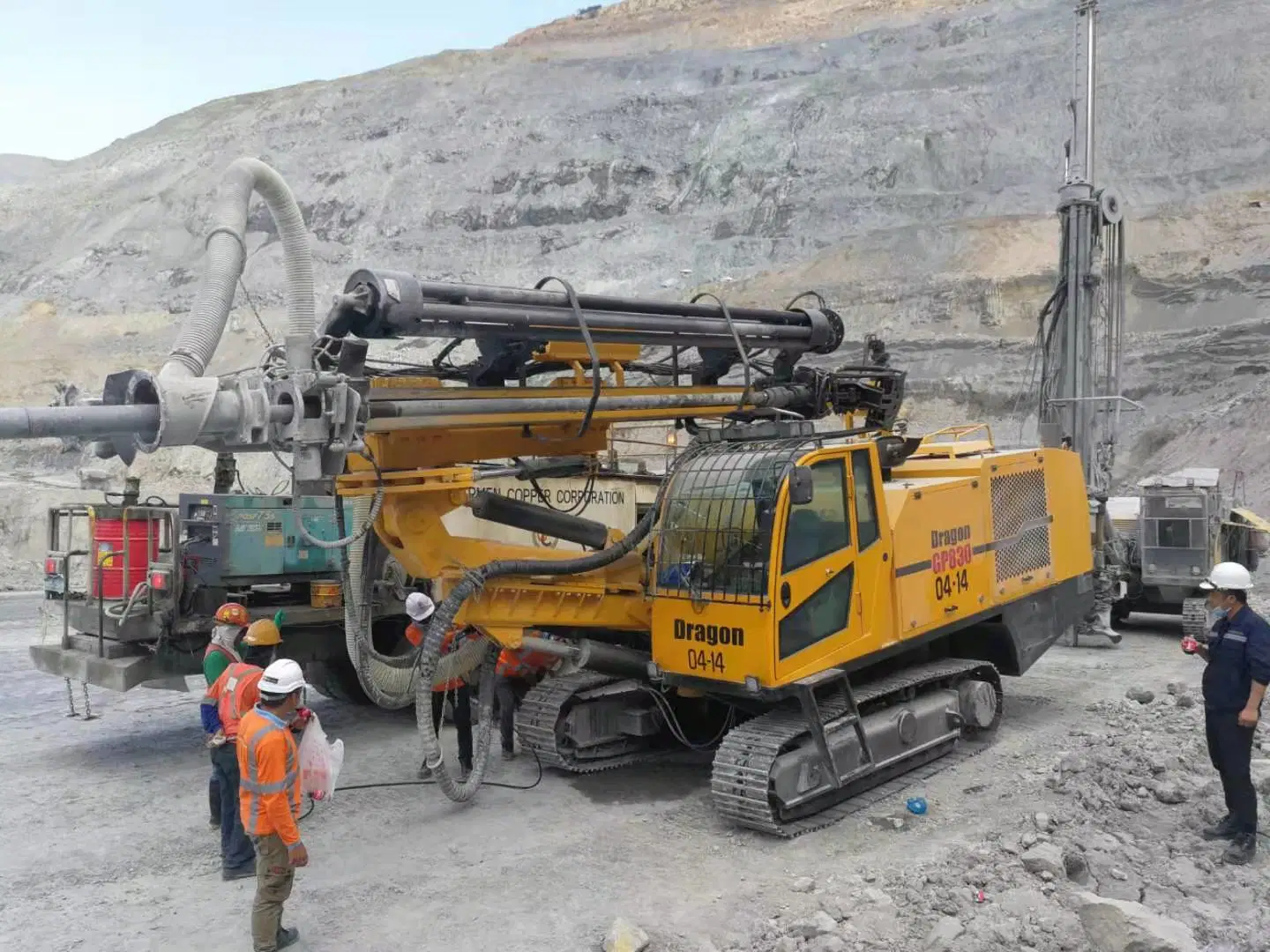 من فضلك قم بترجمة المحتوى التالي إلى العربية: "Hydraulic Crawler Truck Mounted DTH RC Down The Hole Hammer Rock Impact Drilling Rig Top Hammer Blasting Water Well Surface Vertical Shaft Drill"