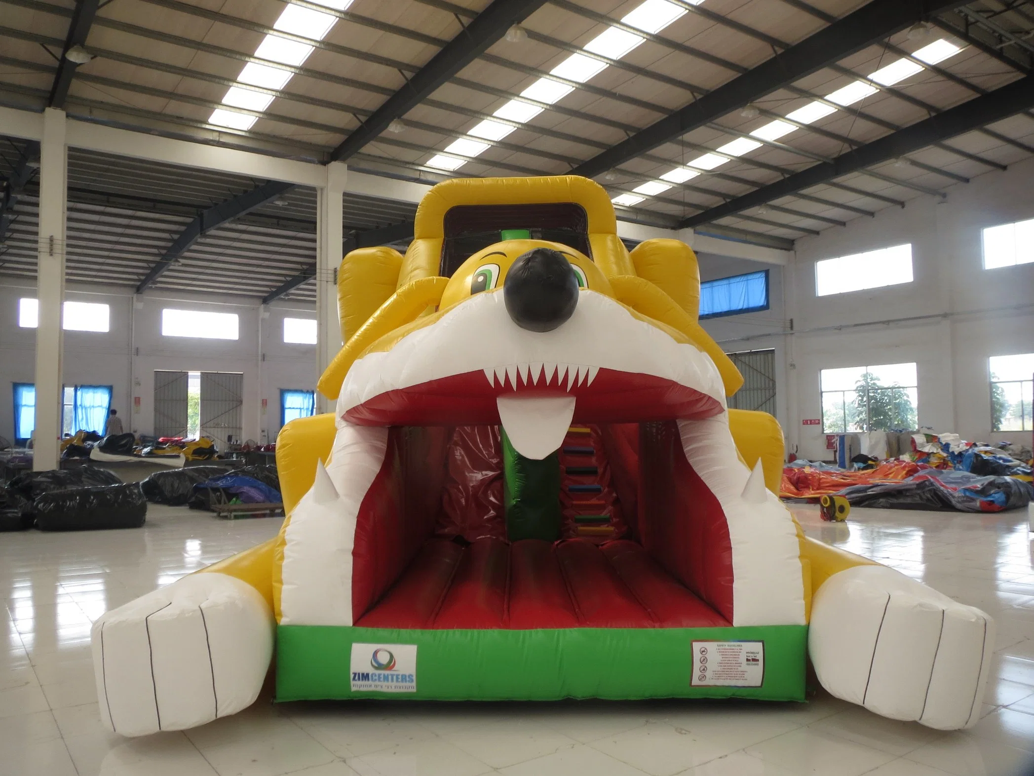 Perro deslizante inflable amarillo (AQ808)