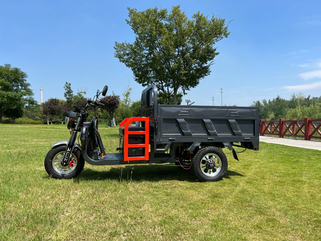 Scooter de mobilité à moto E-Bike 3 roues Vélo électrique Tricycle électrique à trois roues de transport de marchandises.