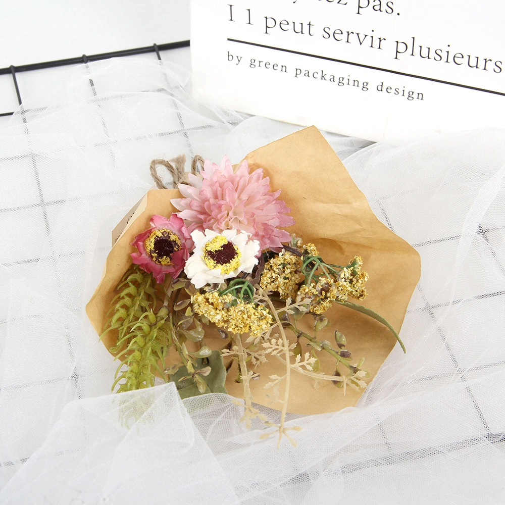 Fleurs sauvages artificielles pour la décoration de printemps et d'été, enveloppées dans du papier kraft.