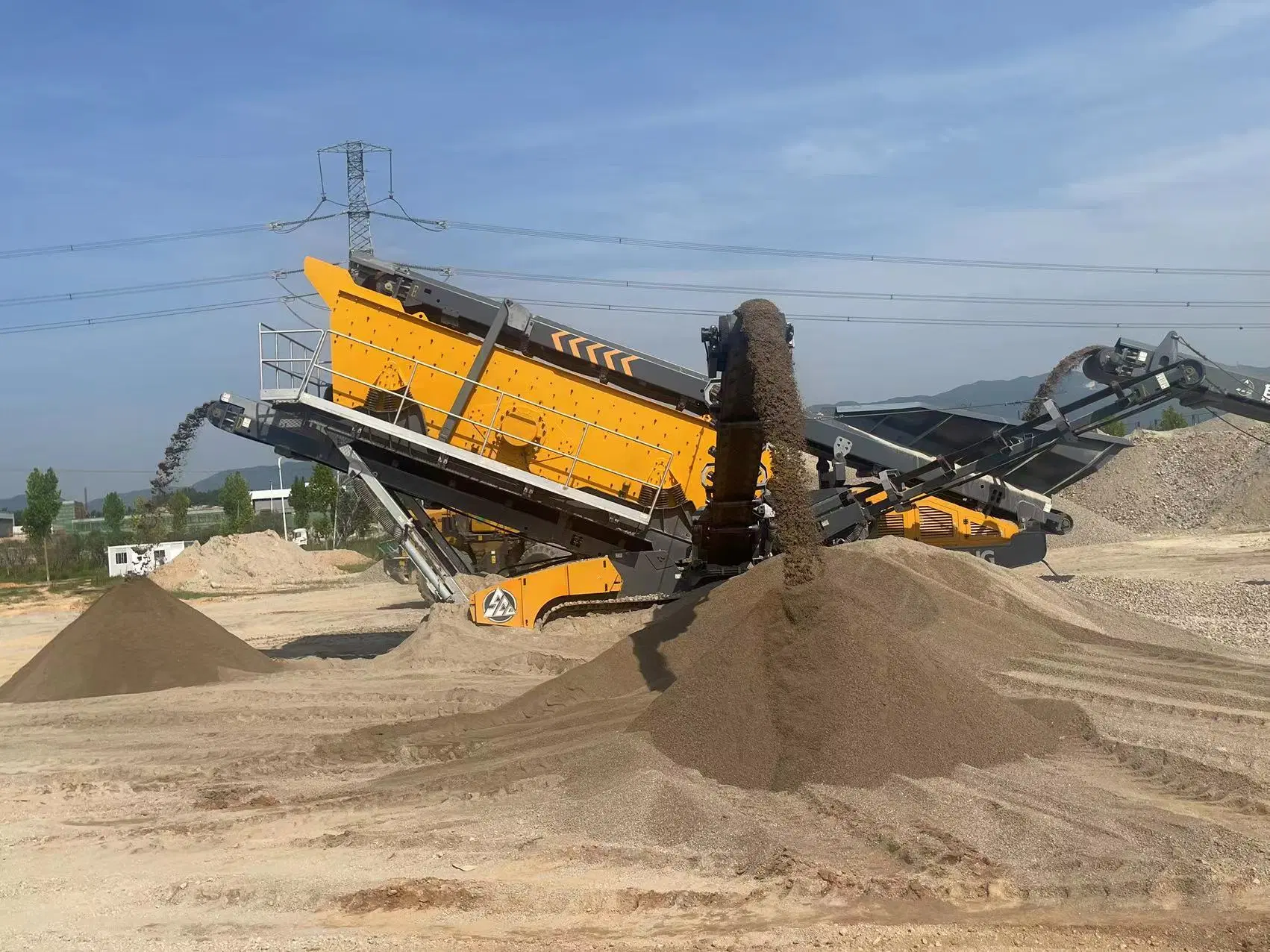 Equipamento móvel de baixa qualidade para esmagadores de pedras com vibração do motor a diesel Triturador de pedras móvel do alimentador