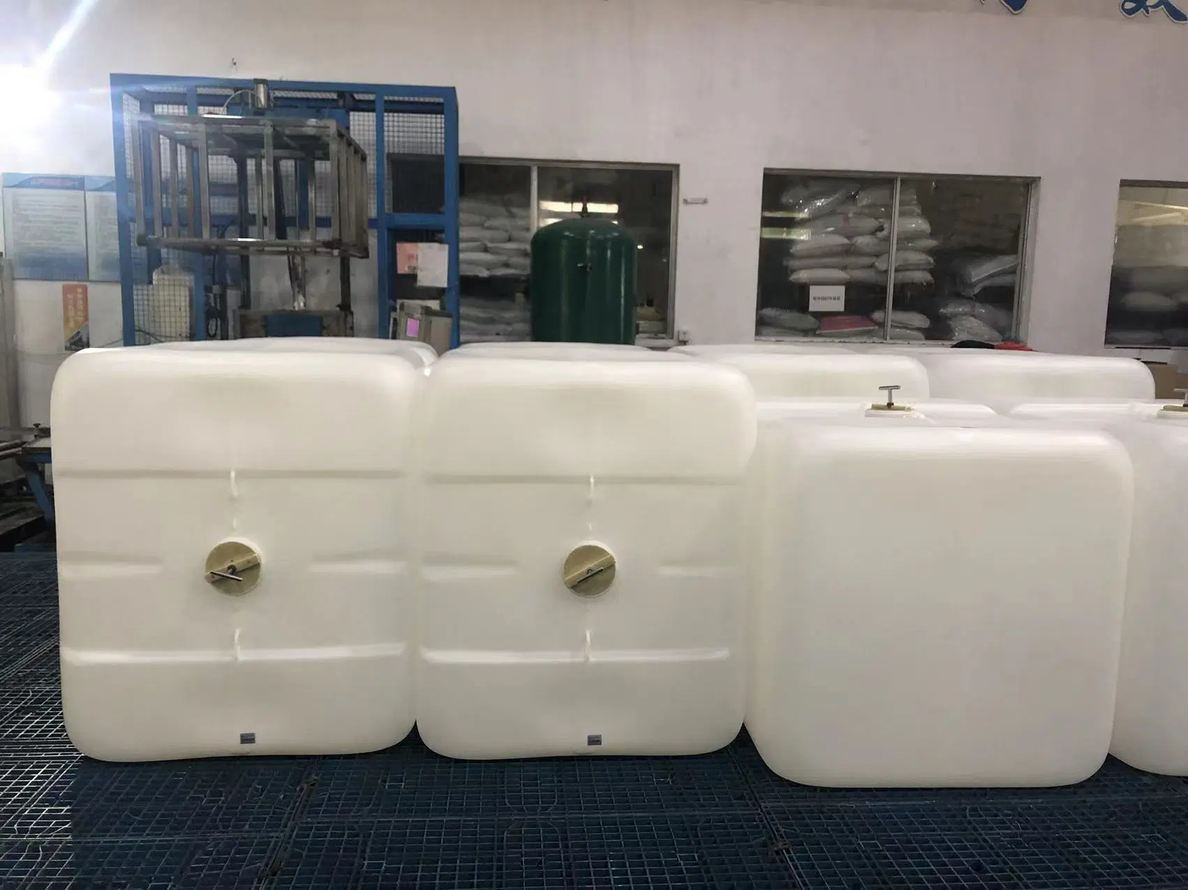 1000 litres de réservoir avec palette en plastique complet.