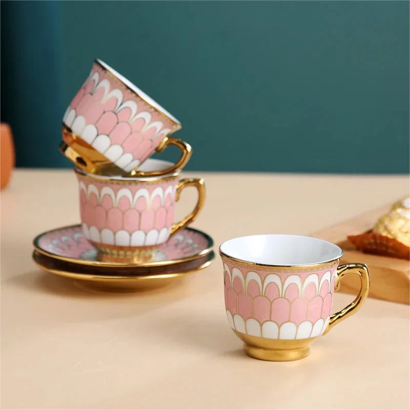 Nuevas tazas de cerámica árabe Juego de mesa de café estilo europeo de lujo Copa moderna Juego promocional de regalo de taza de café 6 y.. Platillo