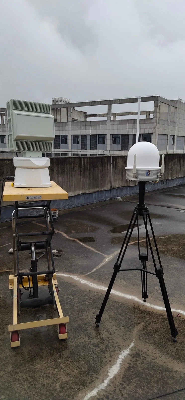 Détecteur radar bande X pour la fiabilité de l'observation critique de la sécurité autour des aéroports et autres infrastructures importantes